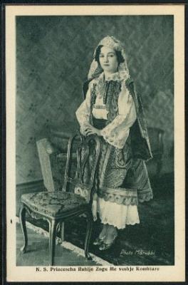 N_S_princesha_Ruhije_Zogu_me_veshje_kombtare_shendelli.jpg