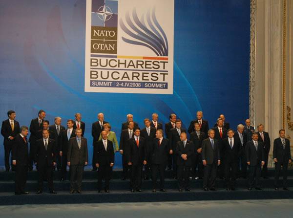 PresidentiBushTopiBukureshtNato2